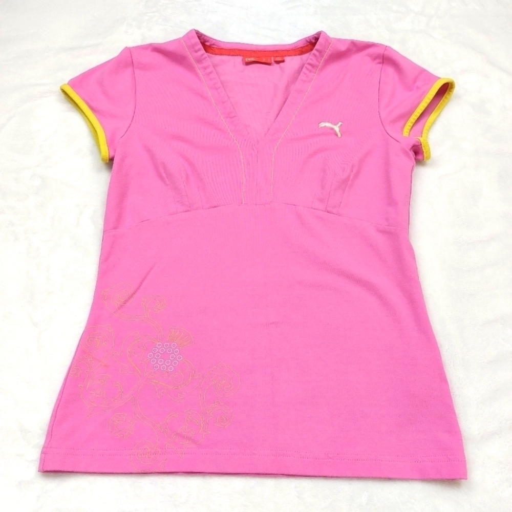 PUMA WOMEN'S PINK FLORAL DESIGN SHORT V-NECK SLEEVE ATHLETIC T-SHIRT SIZE SMALL